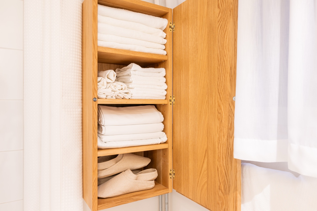 Handtücher, Bademantel, Hausschuhe, alles bereit für Dich.